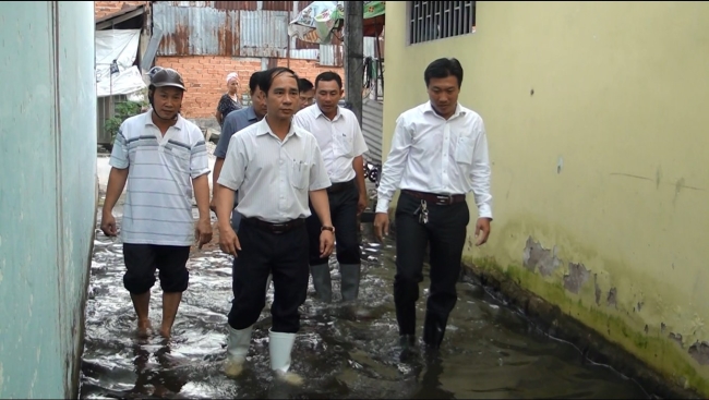 Ông Nguyễn Việt Phú, Chủ tịch UBND huyện Mỹ Tú khảo sát tình hình nước dâng cao tại khu vực Thị trấn Huỳnh Hữu Nghĩa