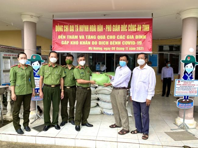 Phó Giám đốc Công an tỉnh Huỳnh Hoài Hận trao tặng 2 tấn gạo cho các hộ dân bị ảnh hưởng dịch Covid-19