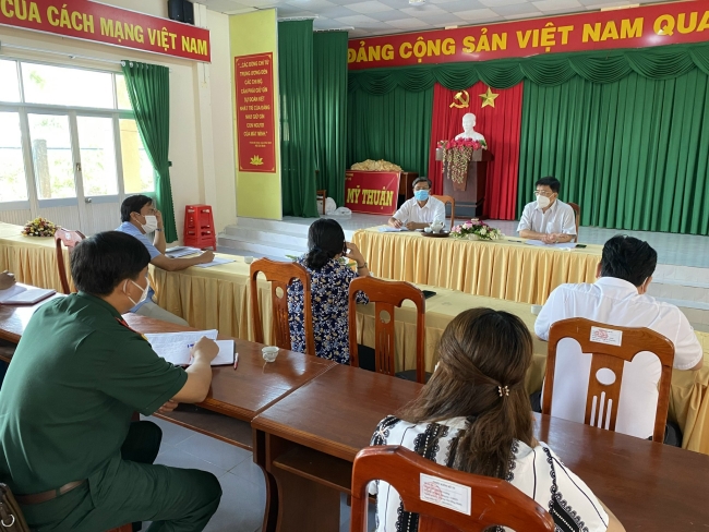 Bí thư Huyện ủy Mỹ Tú Nguyễn Văn Thứ kiểm tra công tác tuyển quân, tiêm vắc xin ngừa COVID-19 và chuẩn bị học trực tiếp tại xã Mỹ Thuận