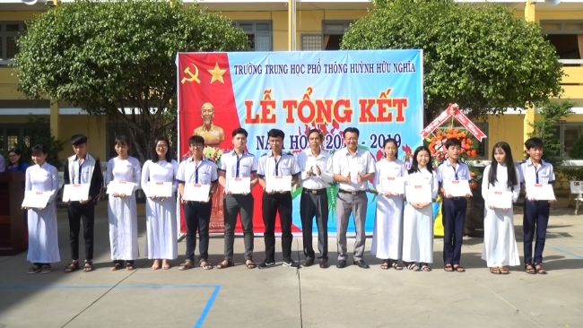 Trường THPT Huỳnh Hữu Nghĩa tổng kết năm học 2018- 2019