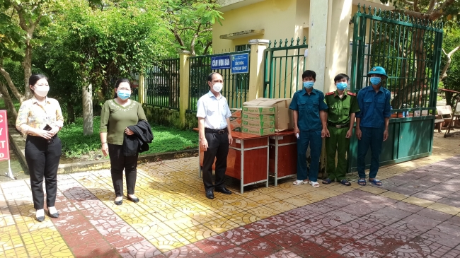 Đồng chí Nguyễn Việt Phú kiểm tra công tác phòng chống dịch Covid-19 tại xã Mỹ Thuận