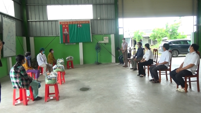 Uỷ ban Mặt trận Tổ quốc Việt Nam tỉnh Sóc Trăng trao tặng 100 phần quà cho những hộ nghèo gặp khó khắn ảnh hưởng dịch bệnh Covid-19 tại xã Mỹ Hương