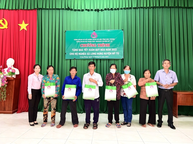 Ngân hàng CSXH huyện tặng quà Tết xuân Quý Mão cho hộ nghèo xã Long Hưng