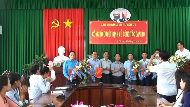 Huyện ủy Mỹ Tú công bố quyết định về công tác cán bộ