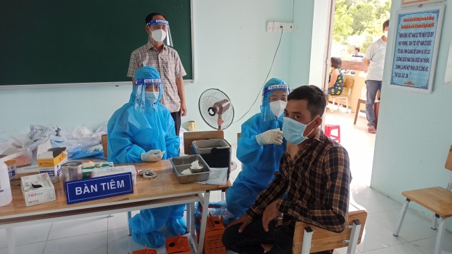 Đồng chí Nguyễn Việt Phú kiểm tra công tác tiêm Vaccine phòng Covid19 xã Mỹ Tú