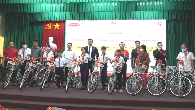 Công ty Bảo hiểm nhân thọ Dai-ichi Life Việt Nam trao tặng 30 chiếc xe đạp cho học sinh có hoàn cảnh khó khăn trên địa bàn huyện