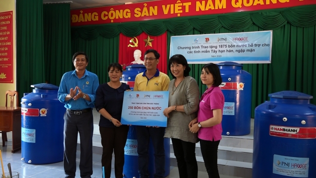 Trao tặng bồn chứa nước cho hội viên hội phụ nữ xã Mỹ Thuận có hoàn cảnh khó khăn và bị ảnh hưởng hạn mặn