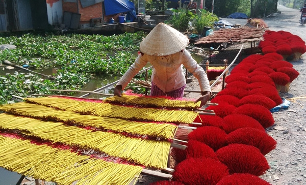 Thu nhập ổn định từ nghề làm nhang