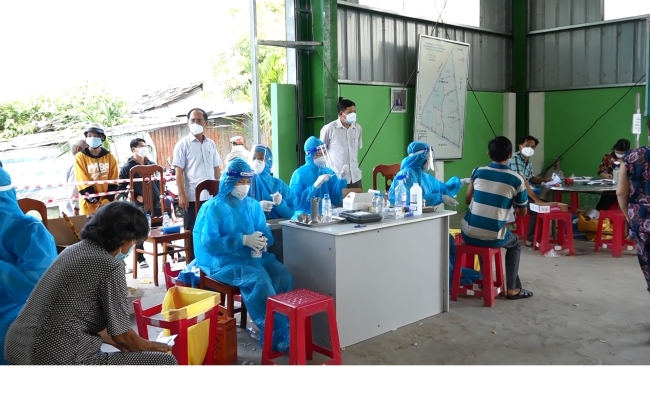 Đồng chí Nguyễn Việt Phú kiểm tra các điểm tiêm Vaccine phòng Covid-19