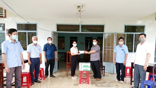 Đồng chí Lê Thanh Vị - Phó Bí thư Thường trực Huyện ủy đến thăm hỏi, động viên và tặng quà tại Trạm Y tế lưu động xã Hưng Phú
