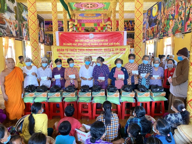 Hội Chữ Thập đỏ huyện Mỹ Tú: Trao tặng 200 phần quà  cho bà con Khmer nghèo xã Phú Mỹ