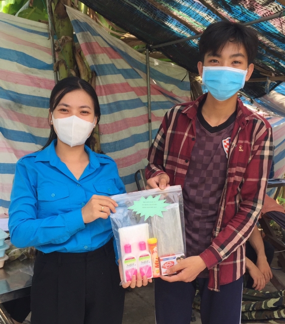  Hội Liên hiệp thanh niên Việt Nam xã Mỹ Tú thăm tặng quà đoàn viên, thanh niên đang công tác tại các chốt kiểm soát dịch