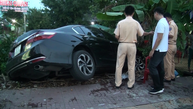 Xe ô tô va chạm xe mô tô trên đường Hùng Vương thị trấn Huỳnh Hữu Nghĩa