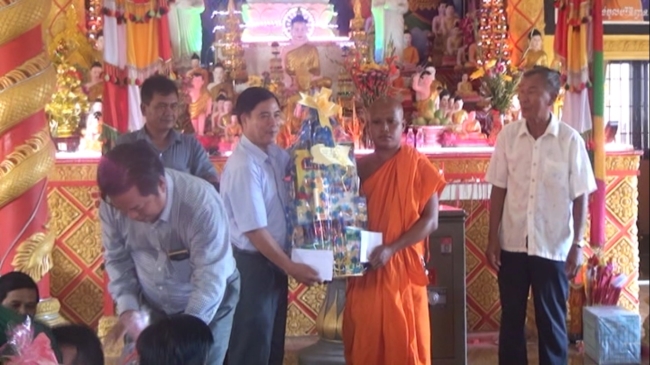 Lãnh đạo huyện thăm chúc tết Chôl Chnăm Thmây chùa Đay Tà Suốs xã Phú Mỹ