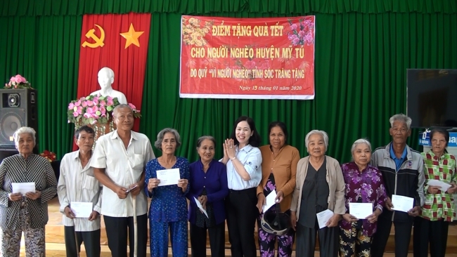 Mặt trận Tổ quốc tỉnh Sóc Trăng tặng quà cho người nghèo tại xã Mỹ Tú và Hưng Phú