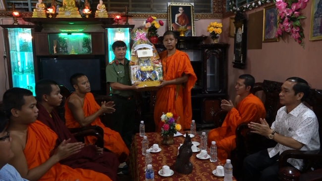 Phó Giám đốc Công an tỉnh thăm, tặng quà chùa Tà Ân  nhân dịp lễ Sene Dolta năm 2020