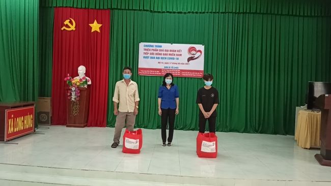 Uỷ ban Mặt trận Tổ quốc Việt Nam tỉnh Sóc Trăng trao tặng quà Đại đoàn kết cho những hộ nghèo, gặp khó khắn ảnh hưởng dịch bệnh Covid-19
