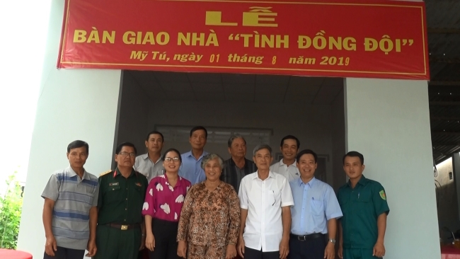 Trao nhà Tình đồng đội cho đồng chí Lê Thanh Phong nguyên Trung đội trưởng Tiểu đoàn dự bị động viên huyện Mỹ Tú