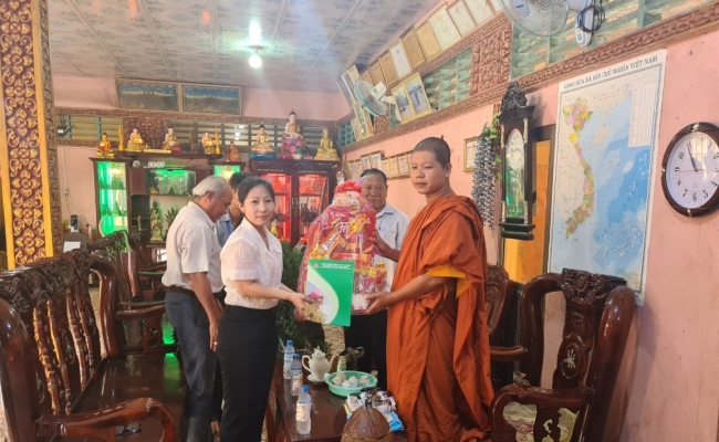 Lãnh đạo Ban Dân vận Huyện ủy và Ngân hàng CSXH huyện tặng quà chúc tết chùa Tà Ân xã Thuận Hưng