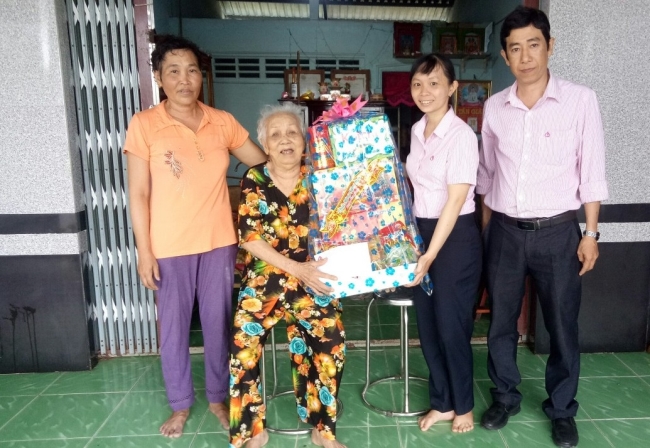 Ngân hàng CSXH huyện Mỹ Tú thăm, tặng quà tết Mẹ VNAH Mai Thị Tơ