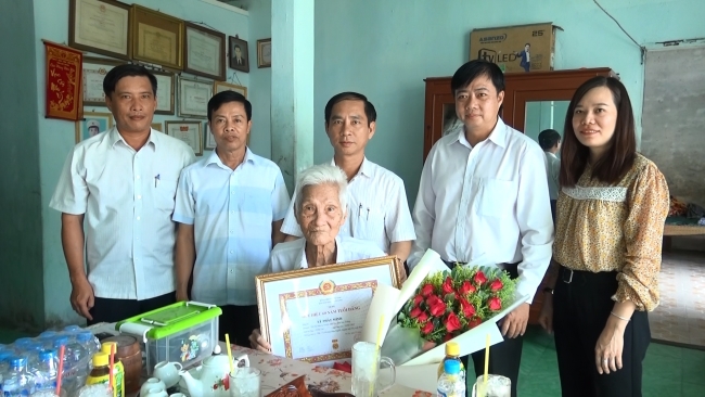 Trao Huy hiệu 60 năm tuổi Đảng cho đồng chí Lê Phát Minh