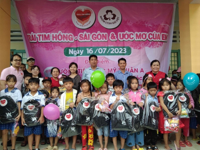 Trao tặng 475 phần quà cho các em học sinh tại trường Tiểu học Mỹ Thuận A