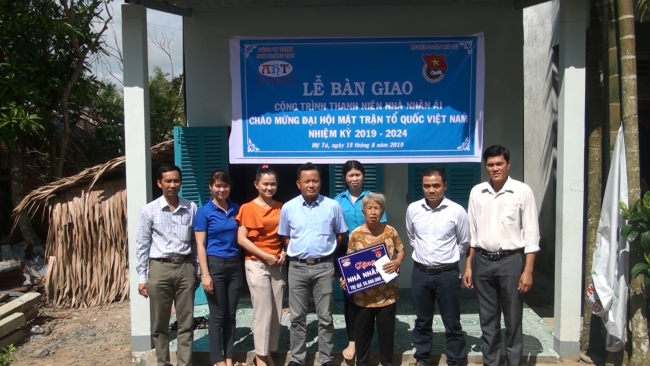 Huyện đoàn Mỹ Tú bàn giao nhà cho các hộ gia đình có hoàn cảnh khó khăn bức xúc về nhà ở