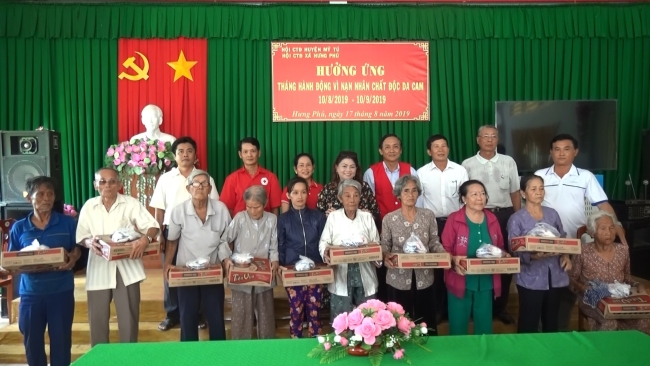 Hội CTĐ tỉnh Sóc Trăng phát quà cho gia đình có hoàn cảnh khó khăn và nạn nhân chất độc da cam tại xã Hưng Phú