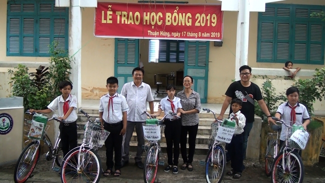 Trao học bổng cho các em học sinh có hoàn cảnh khó khăn tại trường THCS Thuận Hưng