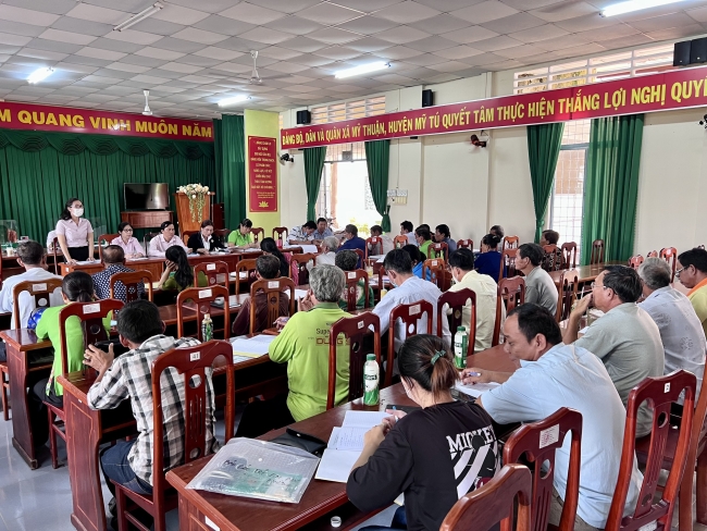 Giao ban định kỳ giữa Ngân hàng CSXH huyện Mỹ Tú với Hội đoàn thể và Ban quản lý tổ Tiết kiệm và vay vốn xã Mỹ Thuận