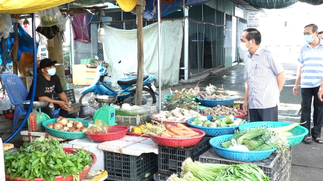 Chủ tịch UBND kiểm tra tình hình thực hiện chỉ thị 16 khu vực chợ Huỳnh Hữu Nghĩa