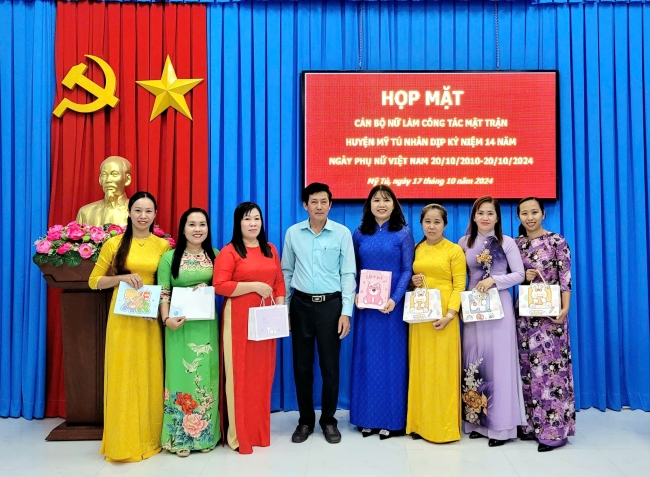 Họp mặt cán bộ nữ làm công tác Mặt trận  huyện Mỹ Tú nhân dịp 14 năm kỷ niệm ngày Phụ nữ Việt Nam 20-10