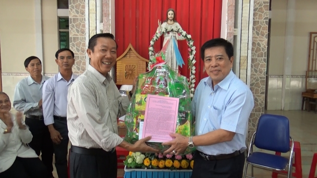 Đồng chí Nguyễn Văn Thứ, Bí thư Huyện ủy Mỹ Tú viếng thăm Họ đạo Phước Thọ nhân dịp giáng sinh năm 2020