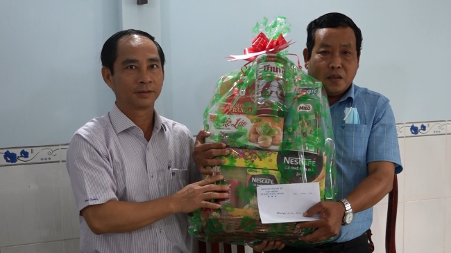 Chủ tịch UBND huyện Mỹ Tú Nguyễn Việt Phú thăm, chúc mừng  Giáng sinh Họ đạo Bô Na