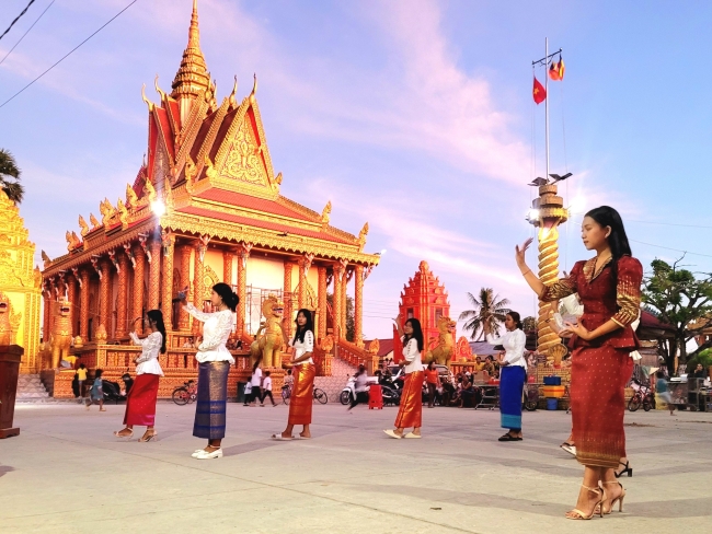 Lễ Bế giảng lớp tập huấn truyền dạy múa cơ bản Dân gian Truyền thống “Múa Rom Vong dân gian Khmer” năm 2023