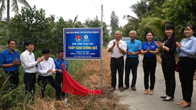 Bàn giao công trình “thắp sáng đường quê” xã Long Hưng