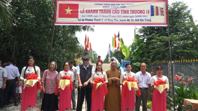 Lễ khánh thành cầu Tình Thương 18, ấp Phương Thạnh 2, xã Hưng Phú, huyện Mỹ Tú