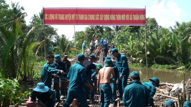 Lực lượng vũ trang huyện Mỹ Tú tham gia xây dựng cầu nông thôn tại xã Thuận Hưng