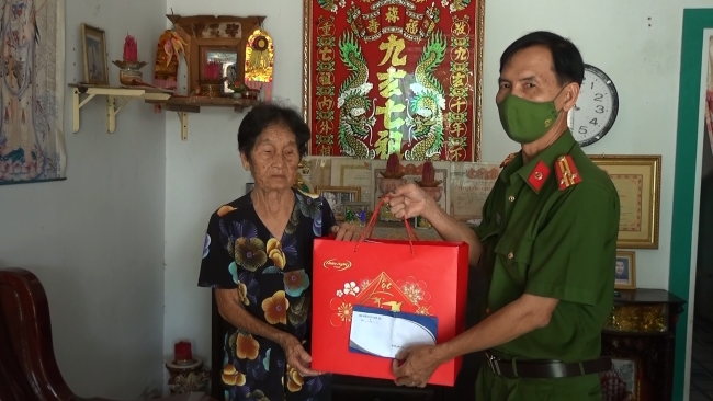 Lãnh đạo Công an huyện thăm tặng quà mẹ Việt Nam Anh Hùng, cán bộ cao niên tuổi Đảng tại xã Mỹ Phước