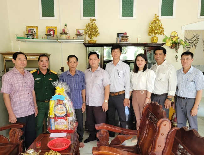 Đoàn công tác Tỉnh Ủy Sóc Trăng và Huyện ủy Mỹ Tú đến thăm gia đình chính sách nhân ngày 27/7 tại xã Long Hưng
