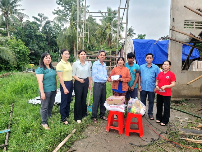 Thăm hỏi gia đình bị sập nhà hoàn toàn do mưa lớn và lốc xoáy tại xã Thuận Hưng, huyện Mỹ Tú