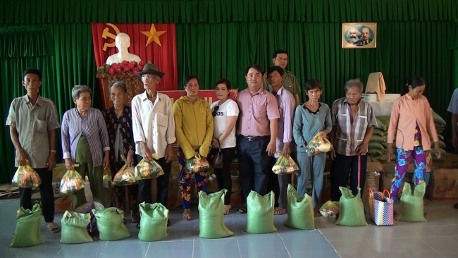 Trao tặng quà cho hộ nghèo có hoàn cảnh khó khăn tại xã Mỹ Thuận