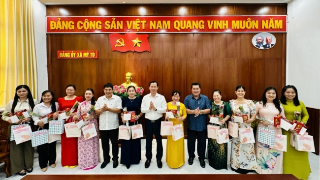 Họp mặt và tặng quà cho các đồng chí cán bộ nữ trong Ban Chấp hành Đảng bộ xã Mỹ Tú