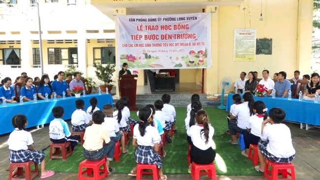 Văn phòng Đảng ủy phường Long Xuyên trao học bổng cho học sinh tại Trường Tiểu học Mỹ Thuận B
