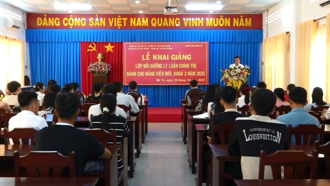 Trung tâm chính trị xã Mỹ Tú khai giảng lớp Đảng viên mới năm 2025