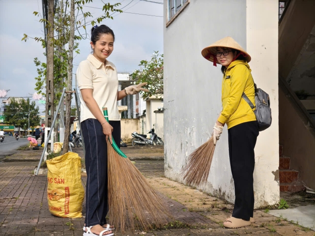 Mỹ Tú ra quân quét dọn bảo vệ môi trường trên địa bàn xã