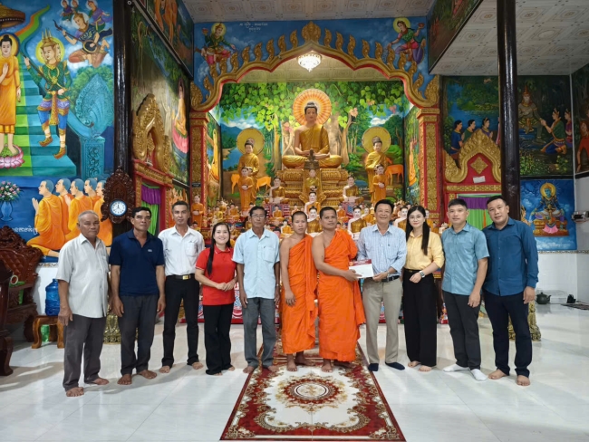 Lãnh đạo UBND xã Mỹ Tú thăm hỏi động viên đội Ghe Ngo chùa Tam Sóc