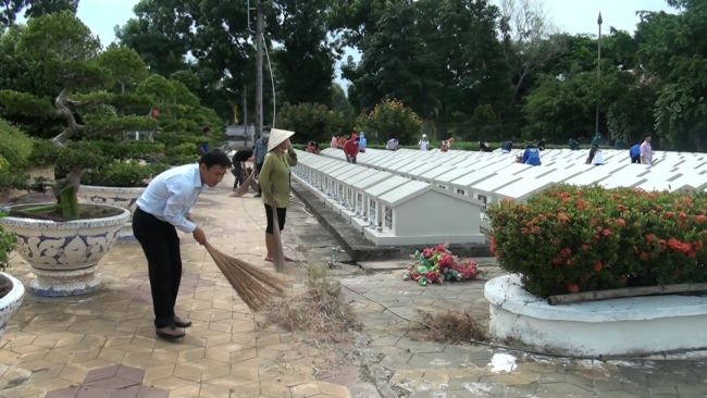 Đoàn viên thanh niên huyện Mỹ Tú ra quân quét dọn vệ sinh khuôn viên nghĩa trang liệt sĩ huyện