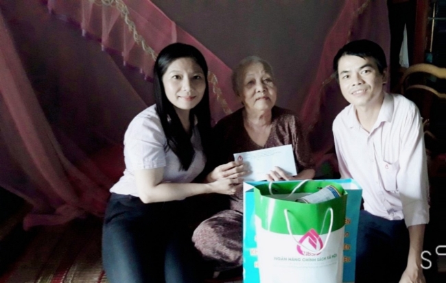 Phòng giao dịch Ngân hàng Chính sách xã hội huyện Mỹ Tú thăm tặng quà Mẹ Việt Nam anh hùng và gia đình chính sách nhân kỷ niệm ngày 27/7