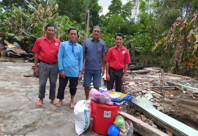Hội Chữ thập đỏ huyện Mỹ Tú thăm, hỗ trợ gia đình bị hoả hoạn ở xã Mỹ Phước